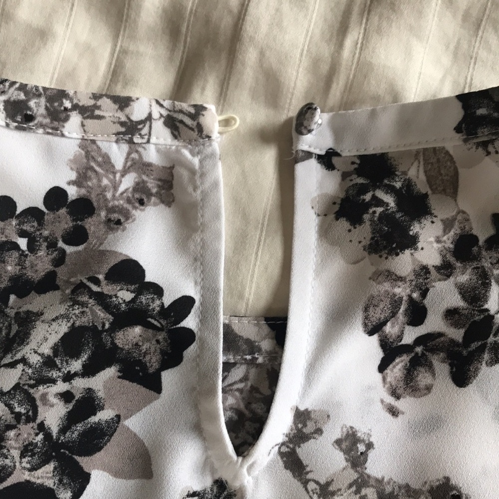 Pretty blouse. Shear, barely worn - Picture 5 of 5